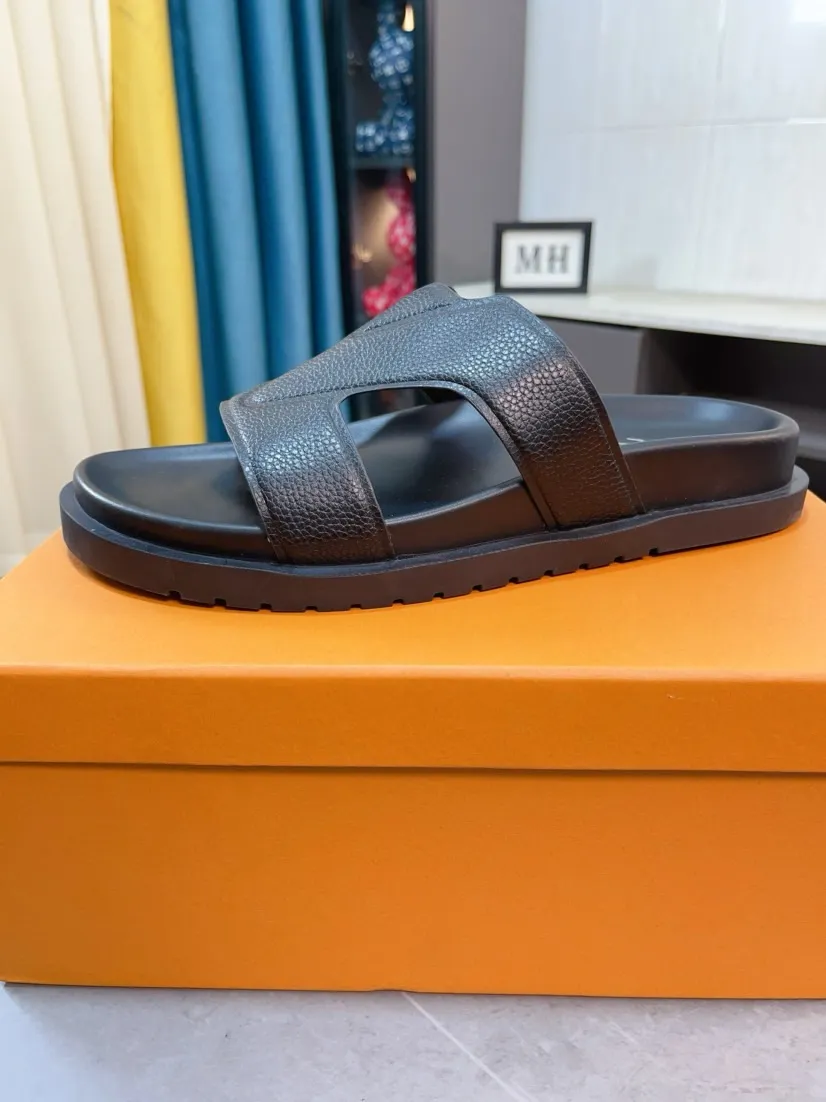 Men's shoes💰300🌹🌹【LV】Multi-color new men's slippers, original top-quality version, original special cowhide with pebbled embossing➕sheepskin on the inner and side, non-slip combination sole, more stable walking, more comfortable and lightweight, high-end and generous, size: 38~44
